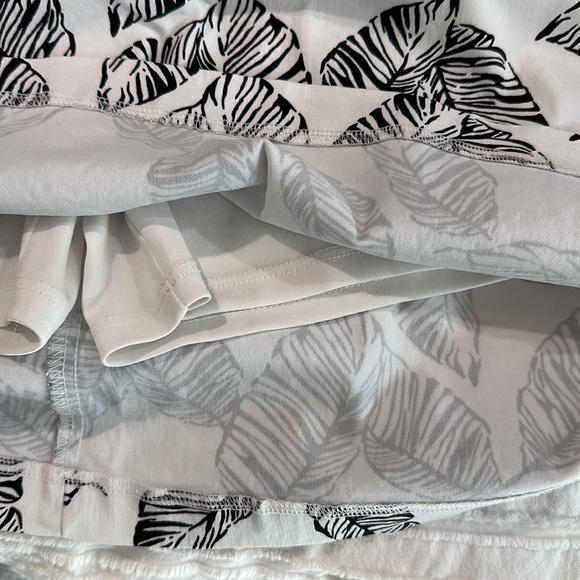 White with Black pattern Mini Skirt with pockets, size 6 - Picture 3 of 9